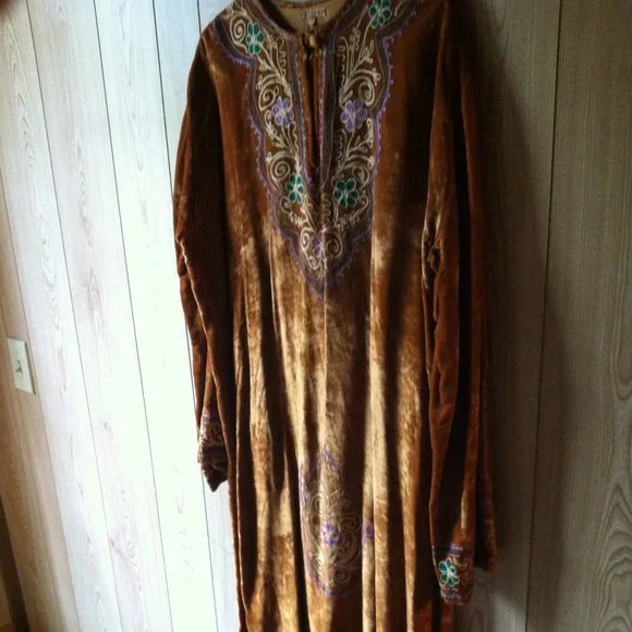 Vintage 70's Velvet Embroidered Dress For Men Or Women Made In India Boho | Color: Brown | Size: Size Medium | Mtnvibes's Closet Vintage 70's Velvet Embroidered Dress For Men Or Women Made In India Boho | Color: Brown | Size: Size Medium | Mtnvibes's Closet